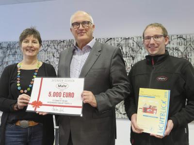 Dagmar Hildebrandt-Linne (links) und Martin Bachmann (rechts) erhalten den symbolischen Spendenscheck von Mahr-Geschäftsführer Stephan Gais