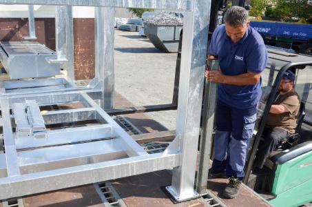 Die mit VarioSAVE-LaSi ausgestattete Ladefläche besitzt ein quer und längs in den Boden eingelassenes Schienenraster. Durch einfaches Stecken kann nahezu jede Ladung an allen Plätzen der Ladefläche gesichert werden.