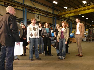Eine Gruppe österreichischer Studenten besucht den Lager- und Materialflussspezialisten MLOG in Heilbronn