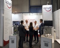 Messebesucher am OCTUM Stand