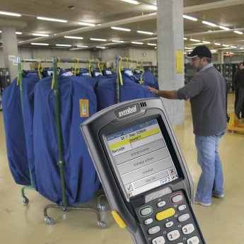 Zetes Bild 03a MDE-Terminal im Lager.jpg