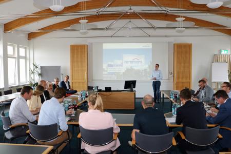 Die Begrüßung der Oldenburger Wirtschaftsjunioren im Remmers Forum erfolgte durch Carlo Graepel, Vorstandssprecher Wirtschaftsjunioren (Bildquelle: Remmers, Löningen)