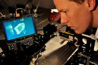 Roman Kleindienst bei der Justierung des Systems zur Charakterisierung des optische Mikrosystems / © Daniel Pätz/TU Ilmenau