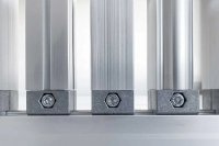 Das 40 × 40 mm Aluminium-Vierkantprofil bildet einen stabilen und zugleich leichten Grundrahmen für industrielle Konstruktionen. Durch modulare Verbinder und die Kombination mit weiteren Systemkomponenten entstehen individuelle Arbeitsplatz-, Regal- und Transportlösungen, die bei veränderten Anforderungen angepasst werden können.