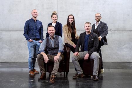 Die Gesichter hinter der Peakmedia Marketing: Die beiden Geschäftsführer Mike Giacchino und Samuel Geisler (sitzend) und im Hintergrund (v.l.) Roland Kuen, Florentine Bernard, Julia Huber und styleflasher-Gesellschafter Markus Gwiggner, Foto: Peakmedia / Gretter