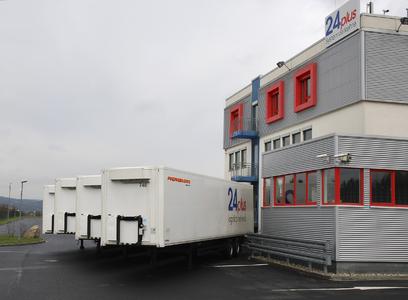 Winterfest und frostsicher: 24plus logistics network setzt in den Hub-Verkehren ab sofort 108 neue Thermo-Auflieger der Kögel Fahrzeugwerke GmbH ein. Bild: 24plus.