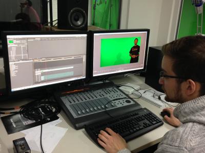 Die Kaiserslauterer Elektrotechniker nutzen ein eigenes Studio für ihre Videos. Im Bild: Matthias Tammen beim Videoschnitt / Foto: AG Wehn