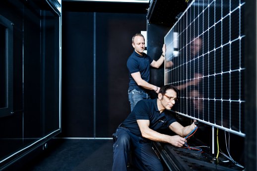Prüfung von PV-Modulen im Kölner Solarlabor von TÜV Rheinland.jpg