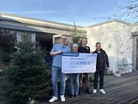 Übergabe des Spendenschecks in Höhe von 1.500 € am 09.12.2025 in Ludwigshafen. LogiPlus Geschäftsführer Axel Kunkelmann (li.) und Head of Marketing Christian Speck (re.) übergeben den Spendenscheck an den Hospizleiter Rolf Kieninger (2. von re.) und an die Leiterin Finanzen Irmgard Fleck (2. von li.)