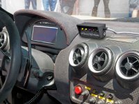 Die Cockpit-LED-Anzeige gibt Flaggensignale, die entlang der Strecke geschwenkt werden, in Echtzeit aus und trägt so zu einem höheren Sicherheitslevel auf der Rennstrecke bei.