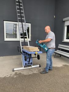 Der Geschäftsführer der Fliesen Schaller GmbH, Christof Schaller, ist überzeugt von den Vorteilen des GEDA AkkuLeiterLIFTs (Bildquelle: GEDA-Dechentreiter GmbH & Co. KG)