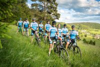 Das ASSA ABLOY Rennteam setzt sich seit vielen Jahren aus fahrradbegeisterten Kolleginnen und Kollegen verschiedenster Ressorts und Unternehmensstandorte in Europa zusammen.