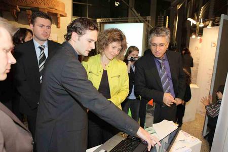 Fasihi-Mitarbeiter mit der rheinland-pfaälzischen Wirtschaftsministerin Eveline Lemke.