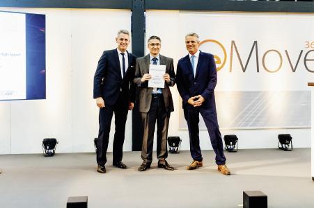 Robert Metzger (links), Geschäftsführer der MunichExpo überreichte Jan Georgi, Spezialist Produktmanagement Industrial Automation von Schaeffler den Materialica Gold Award. TV-Journalist Jan Stecker, bekannt aus "Abenteuer Auto – das Automagazin" moderierte die Preisverleihung / Foto: Kroha-Fotografie / MunichExpo