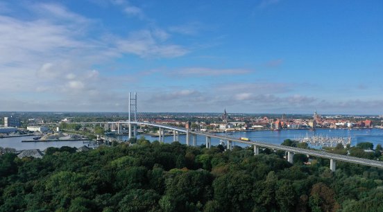 Die Hansestadt Stralsund mit der Rügenbrücke.jpg