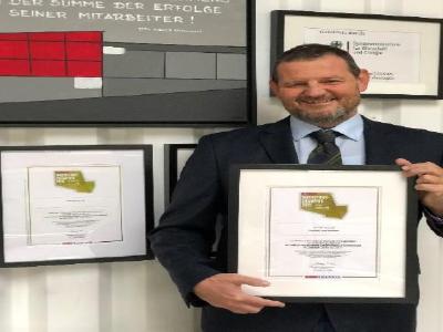 Dr. Bernd Baumstümmler präsentiert die Verleihungsurkunden / Quelle: Instillo GmbH