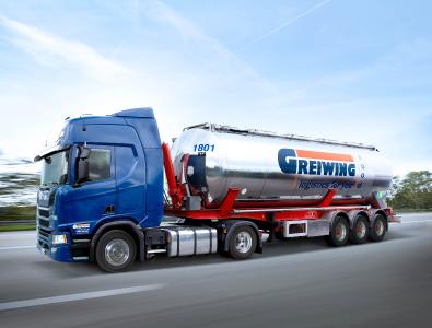 In Fahrzeugen wie diesem 60-Kubikmeter-Edelstahl-Kippsilo transportiert die Greiwing logistics for you GmbH rieselfähige Lebensmittel. Jetzt wurde das Unternehmen auch an seinem Standort in Duisburg nach dem internationalen Standard IFS Food 6.1 zertifiziert (Foto: Greiwing)