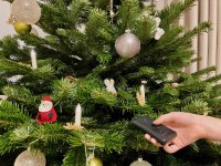 Eine batteriebetriebene LED-Beleuchtung für den Weihnachtsbaum ist besonders sparsam - und praktisch, denn viele Modelle lassen sich bequem mit einer Fernbedienung steuern. Foto: WEMAG/Kuhrau