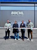 Symbolischer Banddurchschnitt zur offiziellen Eröffnung der neuen Steinwolle- Recyclinghalle in Ingolstadt: Vertreterinnen und Vertreter von BÜCHL Entsorgungswirtschaft und ROCKWOOL besiegeln ihre strategische Partnerschaft für nachhaltiges Steinwolle-Recycling