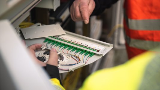 Beim geförderten Breitbandausbau der WEMACOM erhält jeder Kunde seine eigene Glasfaser. Im Landkreis Nordwestmecklenburg sind nun mehr als 5.000 Kunden angeschaltet und betriebsbereit. Foto: WEMAG/SKRmedia
