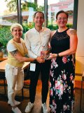 Übergabe des TotalEnergies Safety Awards
(v. l. n. r.): Deniese Rogge (Standortleiterin Dresden gevekom), Michael Loepthien (Head of Operation Charging Solutions Germany TotalEnergies), Rebecca Joike (Team Lead Running Business gevekom)