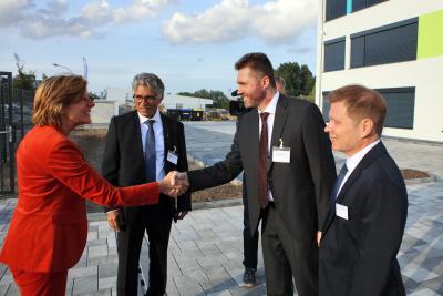 Die rheinland-pfälzische Ministerpräsidentin Malu Dreyer war Gast bei der Einweihungsfeier für unser neues Firmengebäude. Unser Bild zeigt sie zusammen mit den Geschäftsführern Saeid Fasihi und Rolf Lutzer sowie Prokurist und Chefentwickler Werner Beutel (v.l.). Foto: Fasihi.