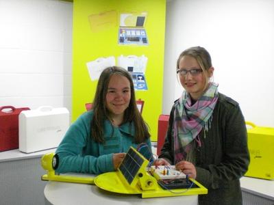 Girls‘ Day 2012 bei IKS Photovoltaik: Mit dem PV-Trainingssystem Solartrainer junior konnten Julia Demmig und Antonia Fegelein nach Herzenslust experimentieren