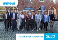Das Titelbild der Nachhaltigkeitsberichts 2023 zeigt: Mit ihren Nachwuchskräften ist die WEMAG stark für die Energiewende. 18 Jugendliche haben 2023 ihre Ausbildung oder ihr duales Studium bei dem Ökoenergieversorger begonnen