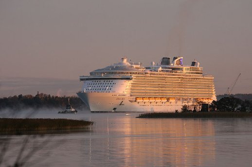 800px-Oasis_of_the_seas_leaving_STX_shipyard,_Turku,_Finland.jpg