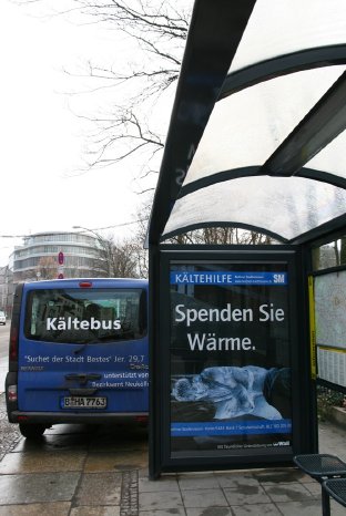 Kältebus und Plakat.JPG