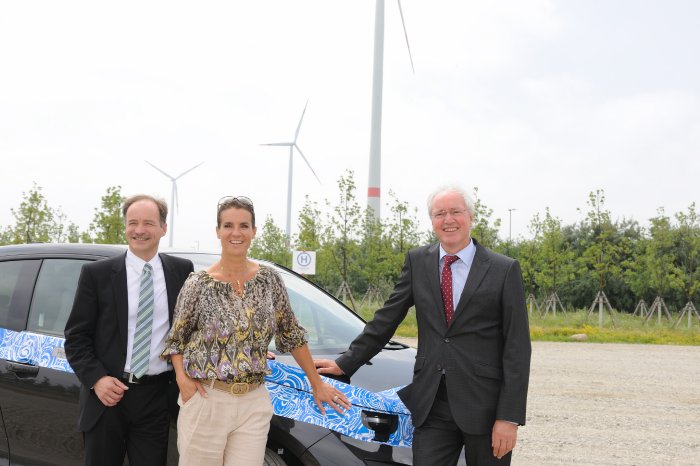 MEDIA_Wirtschaftsminister Sven Morlok, Katarina Witt und Werkleiter Manfred Erlacher_Fotogr.jpg