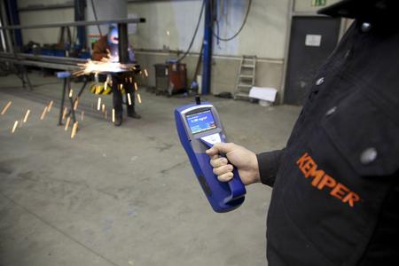 Schadstoffmessung in der Praxis: Um die Konzentration von Feinstäuben in der Luft zu kontrollieren, nimmt KEMPER in metallverarbeitenden Betrieben eine Vorher-Nachher-Prüfung vor. Diese ist Bestandteil der verpflichtenden Wirksamkeitsprüfung von Maßnahmen zur Luftreinhaltung an Schweißplätzen.