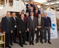 erste Reihe v.l.n.r.: Dr. Hans-W. Schloz (FSK Geschäftsführer), Matthias Wagnitz (Zentralverband Sanitär Heizung Klima), Daniel Graba (Kolektor Missel Insulations GmbH, stellv. Sprecher d. Fachgruppe Dämmstoffe), Johannes Schwörer (SchwörerHaus KG, Präsident Bundesverband Deutscher Fertigbau BDF), Roland Baumann (Aeroflex GmbH, Sprecher Fachgruppe Dämmstoffe im FSK), Norbert Kehrer (nmc Deutschland GmbH, stellv. Sprecher FG Dämmstoffe)