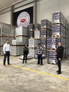 V.l.n.r: Gemeinsam mit ihren Teamkollegen Hauke Schulz, Key Account Manager, Petra Braschoss, Sachbearbeiterin Logistik, Rüdiger Waitz, Lagermitarbeiter arbeitete Ines Gneuss, Qualitätsmanagerin, in einem 7-monatigen Projekt am Standort Duisburg intensiv an der Verbesserung von Abläufen im Logistik-Bereich. Fotos: Caramba