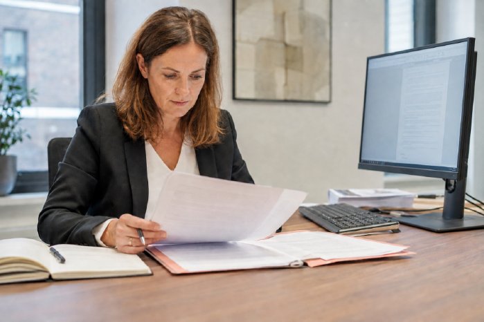 Anwältin beim  Arbeiten_KI-Bild.jpg