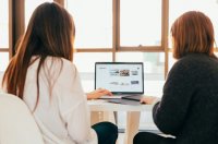 Online-Shops sind ihr Metier: Kaufleute im E-Commerce machen digitalen Handel erfolgreich.