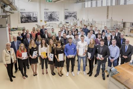 Die erfolgreichen Auszubildenden, die Eigentümerfamilie, die Vorstände von HARTING, die Geschäftsführer und die Ausbilder versammelten sich nach der Lossprechungsfeier zum Gruppenfoto