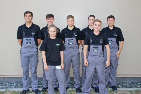Die neuen Auszubildenden auf dem Schkeuditzer Werksgelände von BITZER