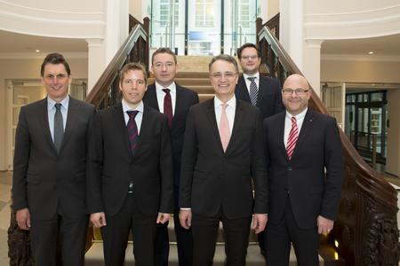Freuen sich über die schnelle Umsetzung des Projektes in der Praxis: v.l.: Karl Fischer, Logistik-Kompetenz-Zentrum Prien am Chiemsee, Burchard Schütze, Vertretung des Freistaates Bayern beim Bund, Alexander Ochs, bayernhafen Gruppe, Verkehrsstaatsrat Andreas Rieckhof, Dr. Alexander Geisler, Vereinigung Hamburger Schiffsmakler und Schiffsagenten und Axel Mattern, Vorstand Hafen Hamburg Marketing © HHM/H. Schacht