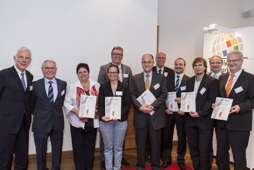 13-2014 PM WHF_Juryliste beim Großen Preis des Mittelstandes_ Gruppenbild Urkundenuebergabe.jpg