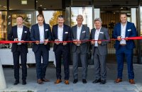 (von links nach rechts): Dr. Mickael Planasch, Florian Stöger, Alfons Weber, Mario Vouilleme, Haimings 1. Bürgermeister Wolfgang Beier und Florian Obermayer zerschnitten in einer feierlichen Zeremonie das symbolische Band und gaben so das neue Gebäude offiziell für die Nutzung frei. (von links nach rechts): Dr. Mickael Planasch, Florian Stöger, Alfons Weber, Mario Vouilleme, Haimings 1. Bürgermeister Wolfgang Beier und Florian Obermayer zerschnitten in einer feierlichen Zeremonie das symbolische Band und gaben so das neue Gebäude offiziell für die Nutzung frei.