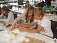 Realschüler der achten Klasse bauen bei dem Projekt 