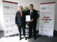 Die Geschäftsführer der DSZ von links nach rechts: Dr. Niels Lepperhoff und Andreas Jaspers mit dem Zertifikat der Initiative Mittelstand