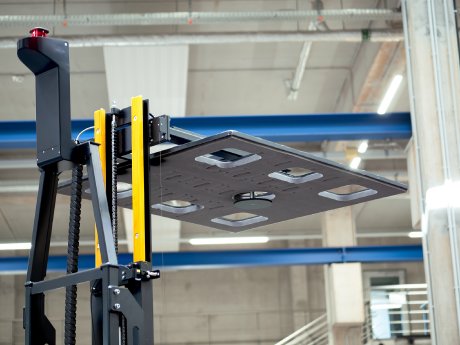 ek-robotics-vario-move-FTS-Transportroboteraktive-Niederhalter-rgb.jpg