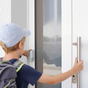 Besonders Familien mit Kindern schätzen den ekey uno Fingerprint. Durch den schlüssellosen Zugang können Kinder immer problemlos ins Haus gelangen – egal, ob sie von der Schule, dem Spielen bei Freunden oder anderen spannenden Abenteuern nach Hause kommen. Die intelligente ekey-Technologie erkennt das Wachstum von Kinderfingern, sodass ein neuerliches Erfassen aufgrund von Wachstumsschüben nicht notwendig ist