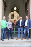 Tradition seit mehr als drei Jahrzehnten: Kreislandwirt Fred Arkenberg (links), Beate Gerberding, Vorsitzende des LandFrauen Kreisverbandes Neustadt und Landvolk-Vorsitzender Volker Hahn (rechts) überbringen Regionspräsident Steffen Krach die Erntekrone