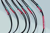 TIPTAG Kennzeichnungsschilder in rot und blau ermöglichen den schnellen und sicheren Überblick der Anschlüsse am Wechselrichter in Photovoltaikanlagen.