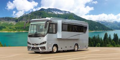 Kraftvolles Hightech-Reisemobil mit Slide Out auf MB Actros 1846 mit nur 9 m Fahrzeuglänge