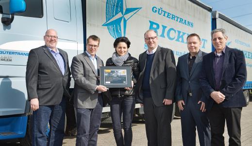 Übergabe der Siegerurkunde durch Timo Röbbel, Leiter Marketing Continental an die Gewinnerin Anne-Constanze Rickert, Geschäftsführerin der Spedition Rickert Gütertrans GmbH, Carsten Rickert, Fuhrparkleiter (links außen) und Hans-Dieter Rickert (rechts außen)