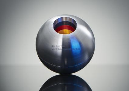 Pressefoto der Preisstatuette des Deutschen Nachhaltigkeitspreises